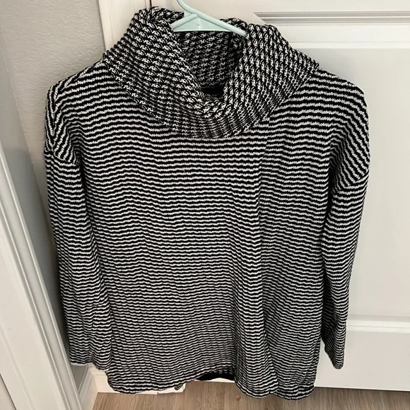 Cabi fergie sweater - Picture 2 of 2